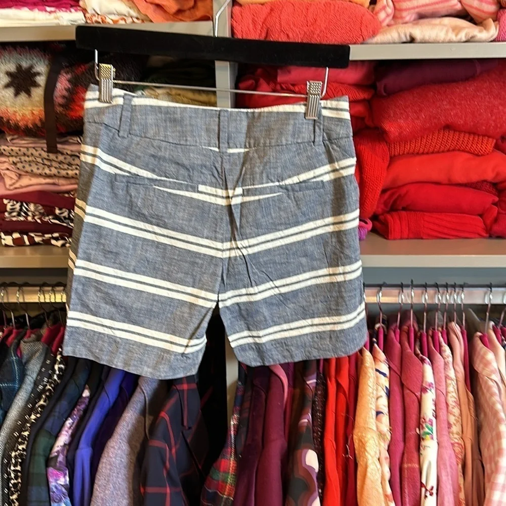 Loft Riviera size 00 (fits like 0-2) 6” chambray and white stripes shorts​